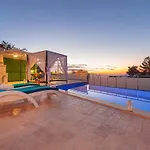 Villa With Pool And Nature View İslâmlar